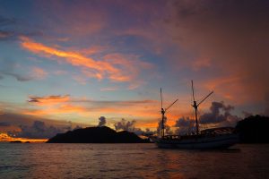 Sonnenuntergang mit Tauchsafari Seegelschiff in Raja Ampat